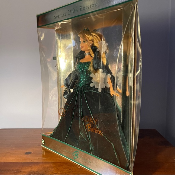 2004 Holiday Barbie - Picture 4 of 12